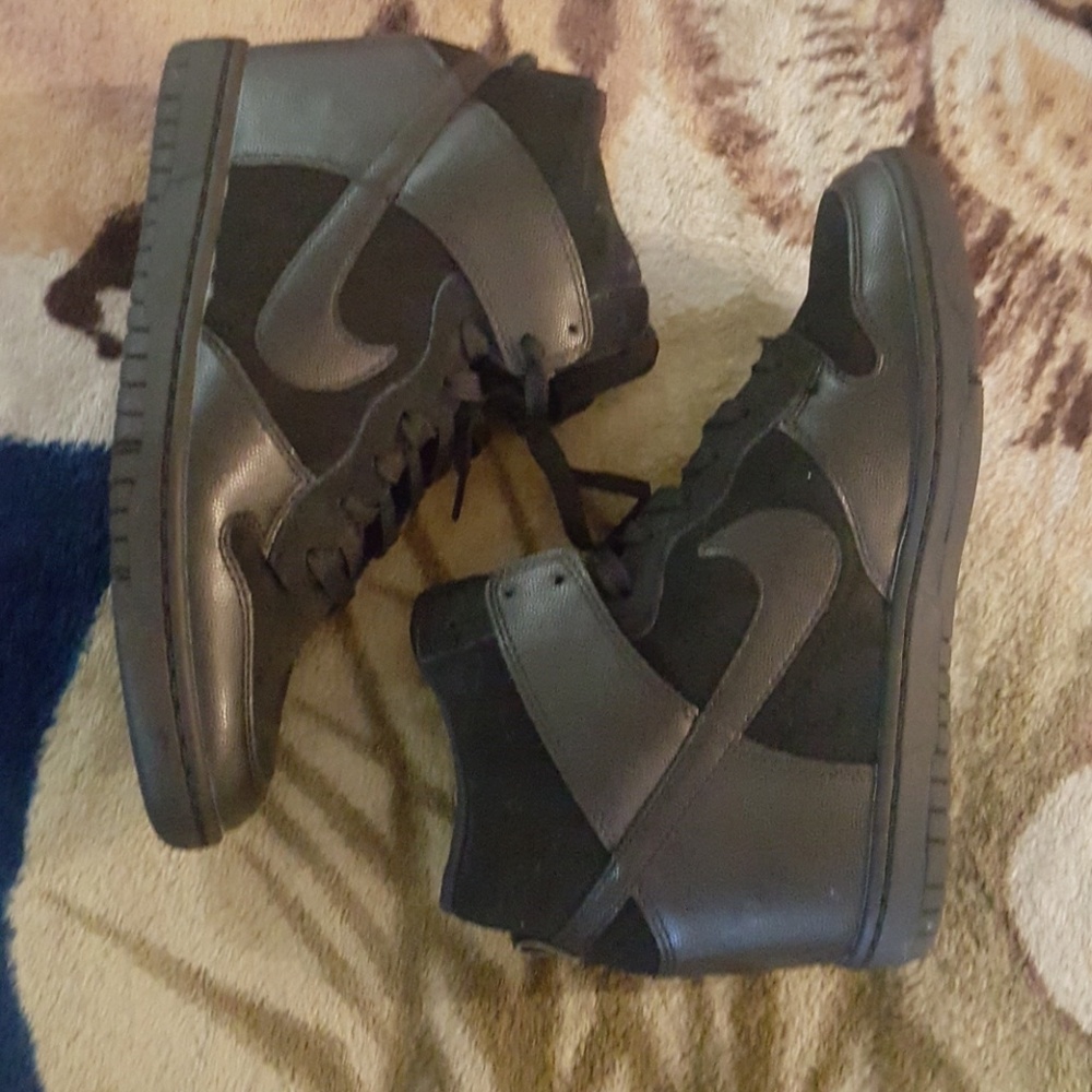 Womans nike hidden heel sneakers. Size 9.5.