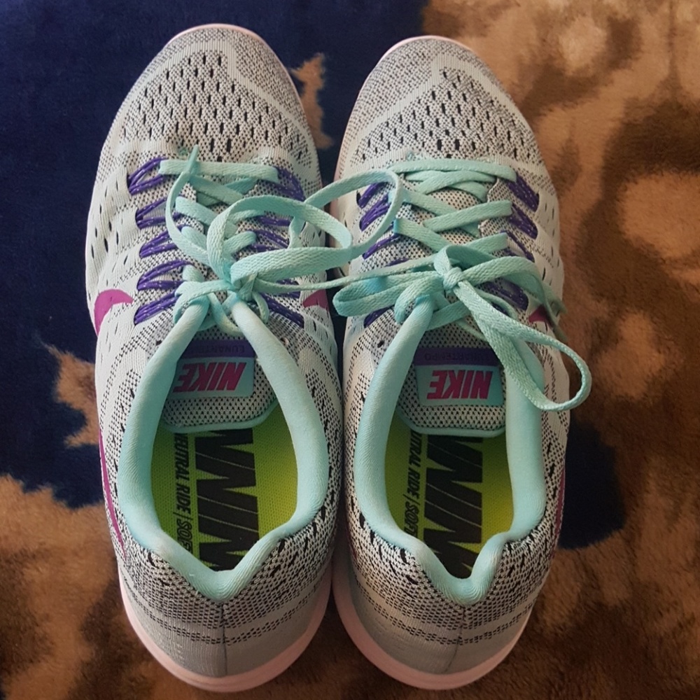 Womens nike running shoe.