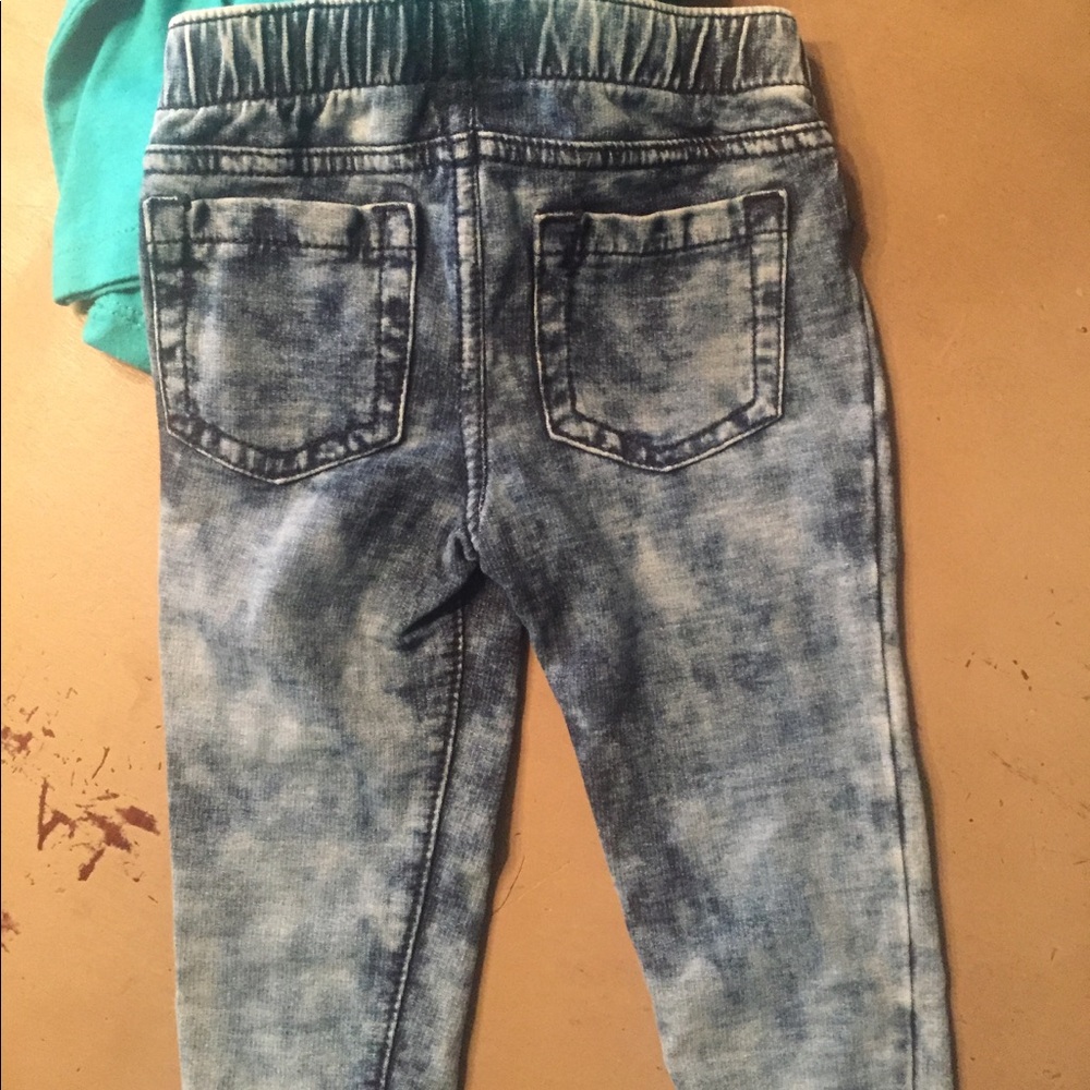 Ruffle top with bleached jeggings