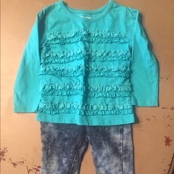 Ruffle top with bleached jeggings - Picture 2 of 2