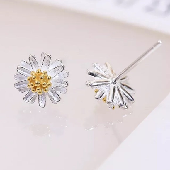 Daisy Flower Earrings - Picture 3 of 4