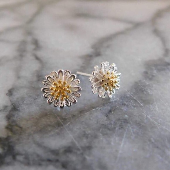 Daisy Flower Earrings - Picture 4 of 4