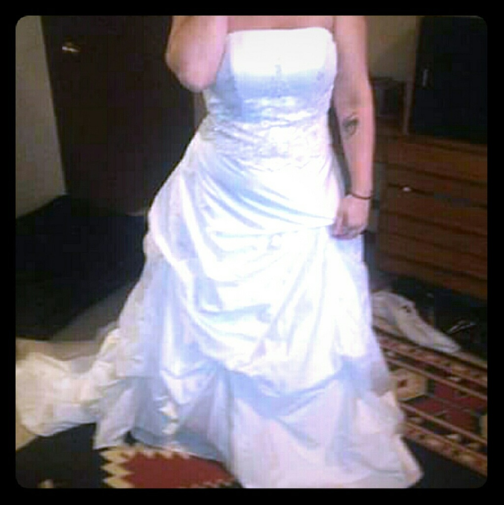 Strapless wedding dress with veil