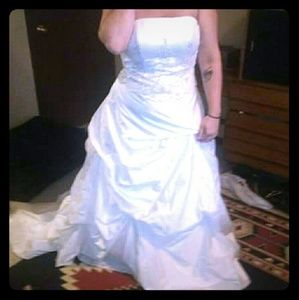 Strapless wedding dress with veil