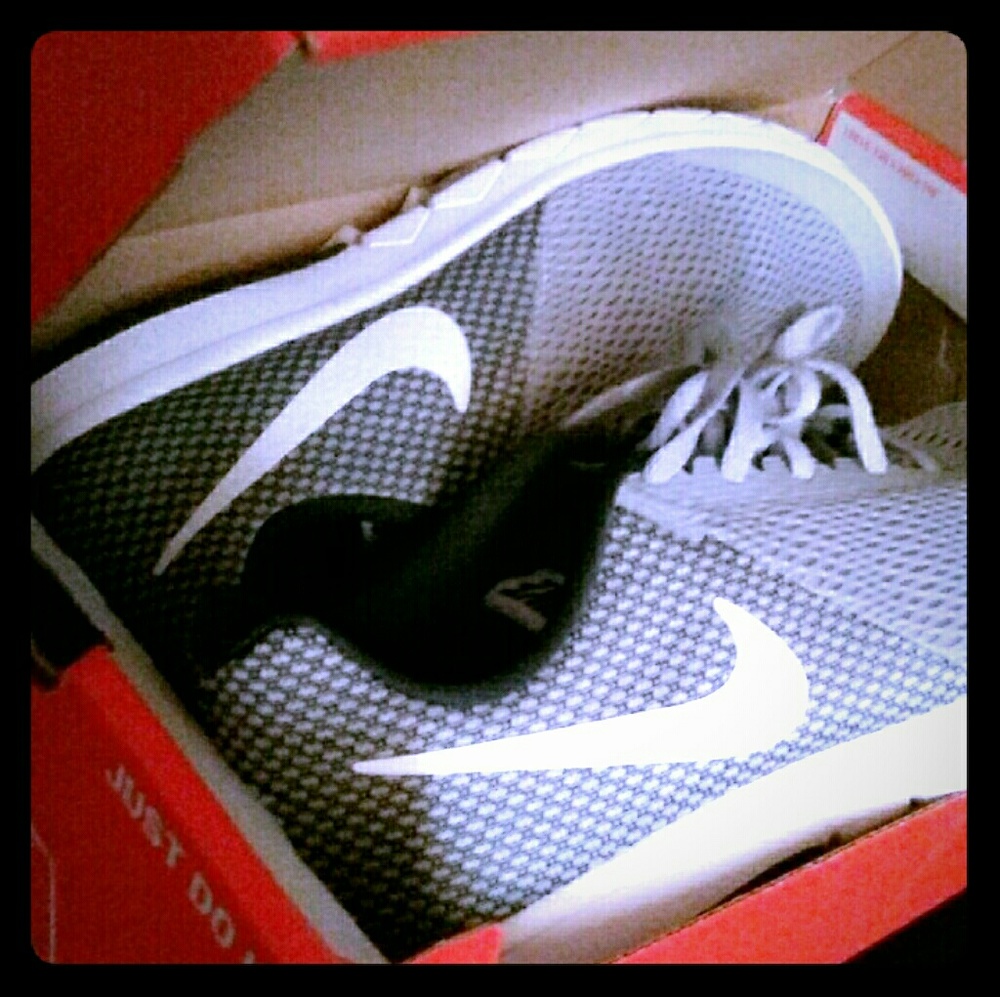 Nike womans flex experience 6 running shoe