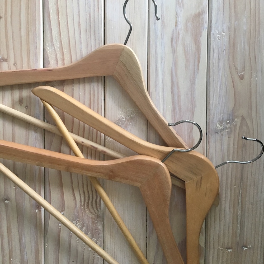 🆕 One dozen wooden hangers  ✨