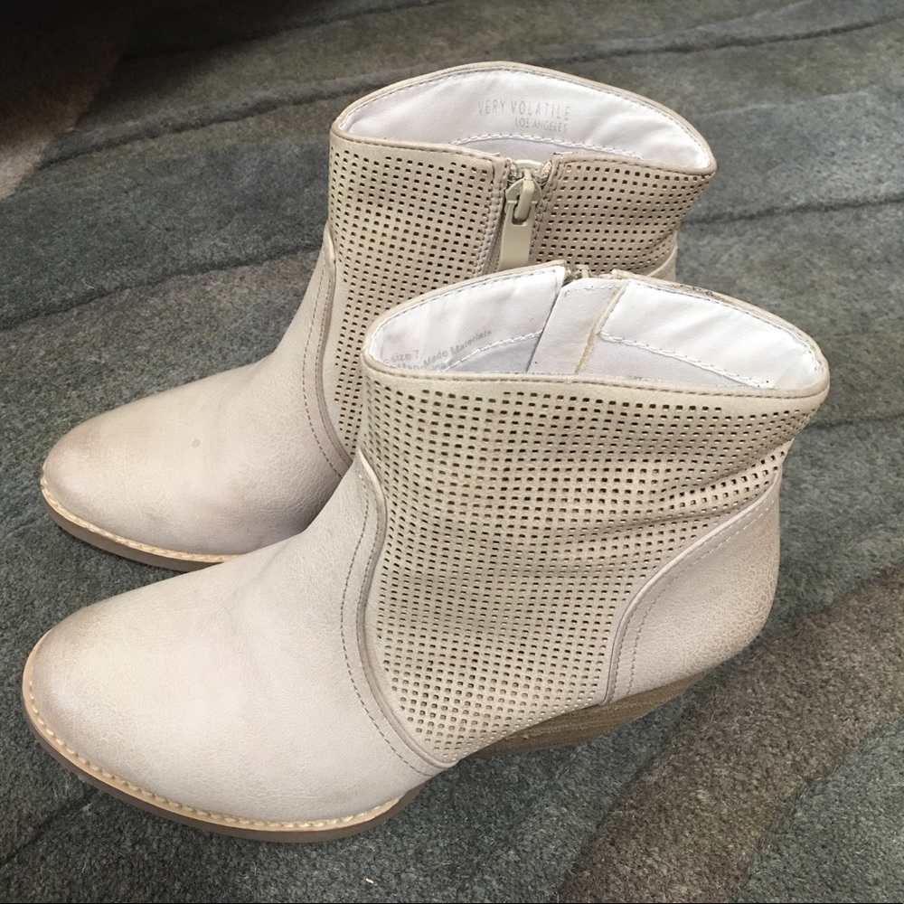 Very Volatile Boots - Picture 2 of 6