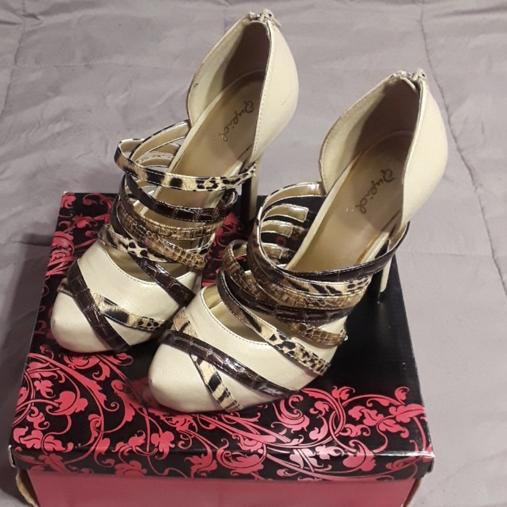 Qupid Criss Cross Pumps