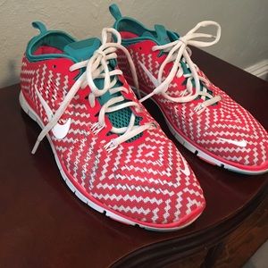 Nike coral printed tennis shoe size 8.5