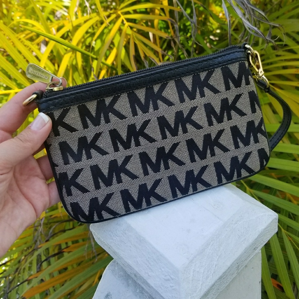 Michael Kors Wristlet Signature MK
