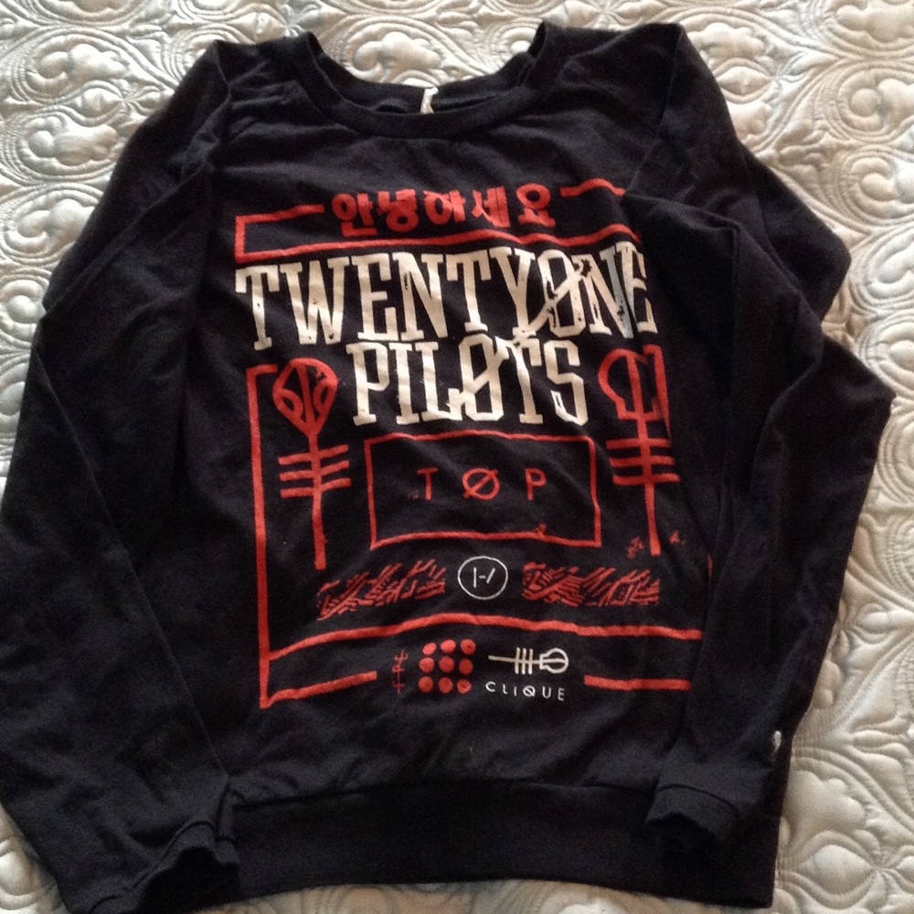Black long sleeve t-shirt