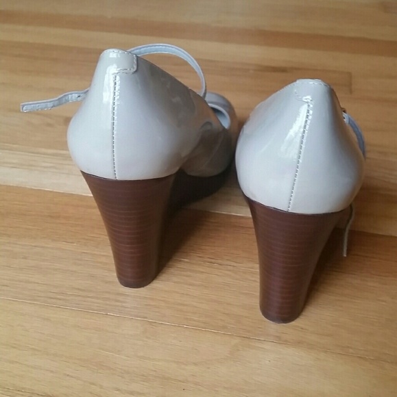 Lauren Ralph Lauren Tan Cream Wedges 6-6.5 - Picture 2 of 8