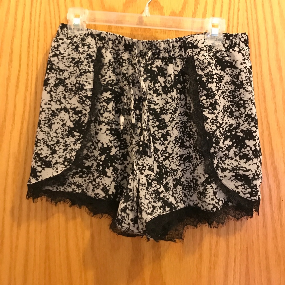 Buffalo shorts with lace trim