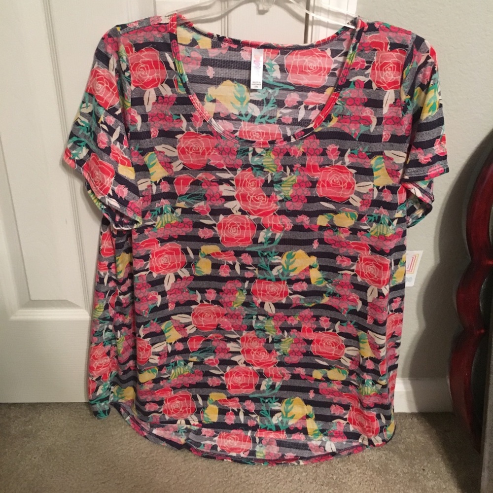 BNWT LuLaroe Classic Tee