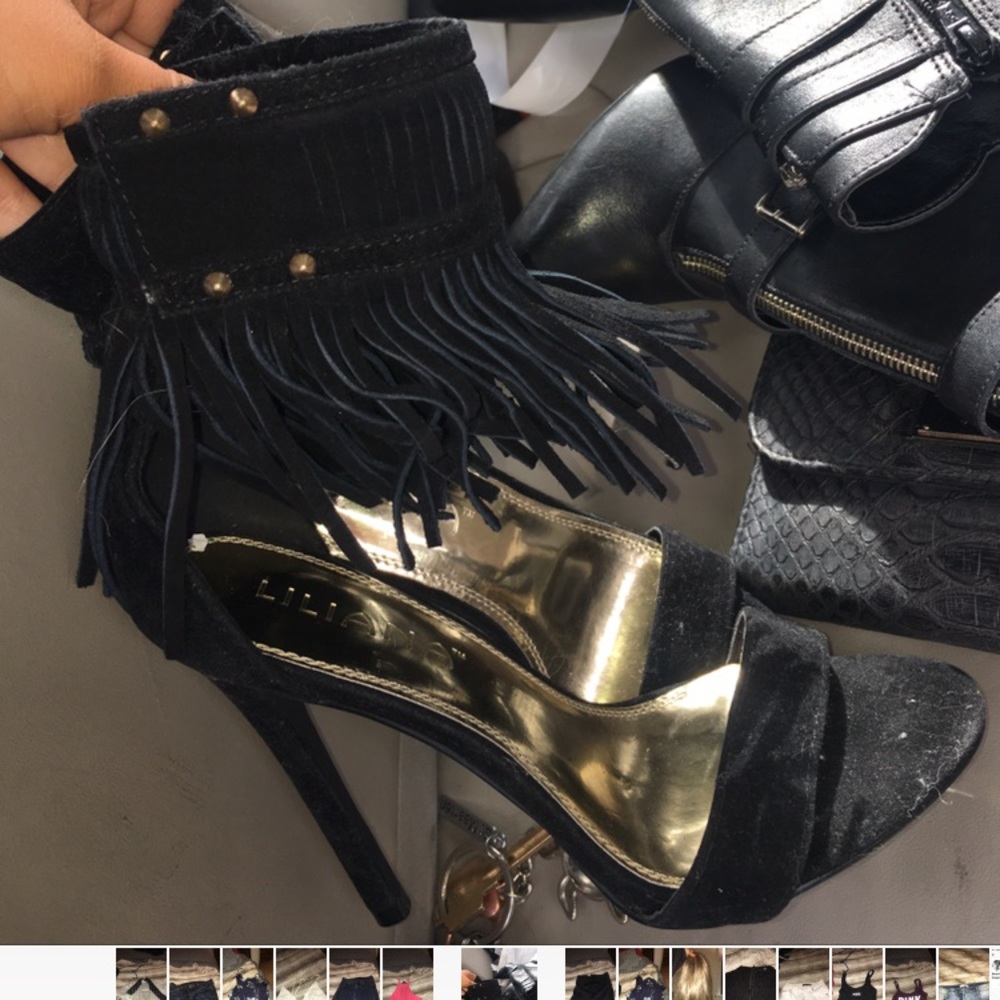 Frilly pumps
