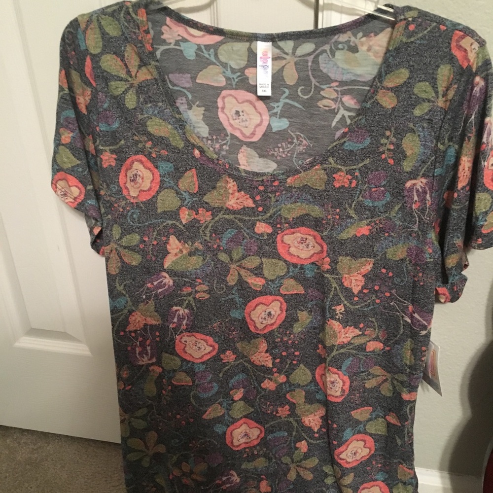 BNWT LuLaRoe Classic Tee