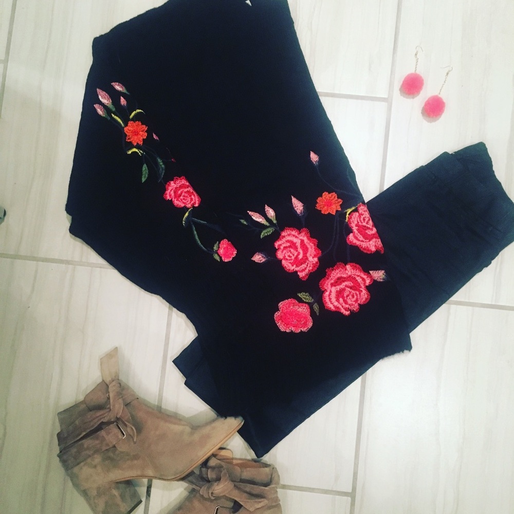*LAST ONE SIZE LARGE* Floral Embroidered Sweater