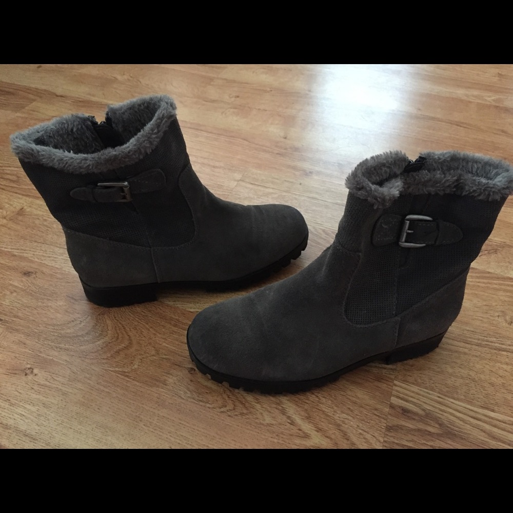 Like new! Bare Traps Suede ankle boots w/ faux fur