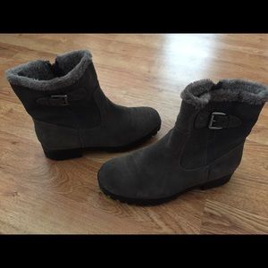 Like new! Bare Traps Suede ankle boots w/ faux fur