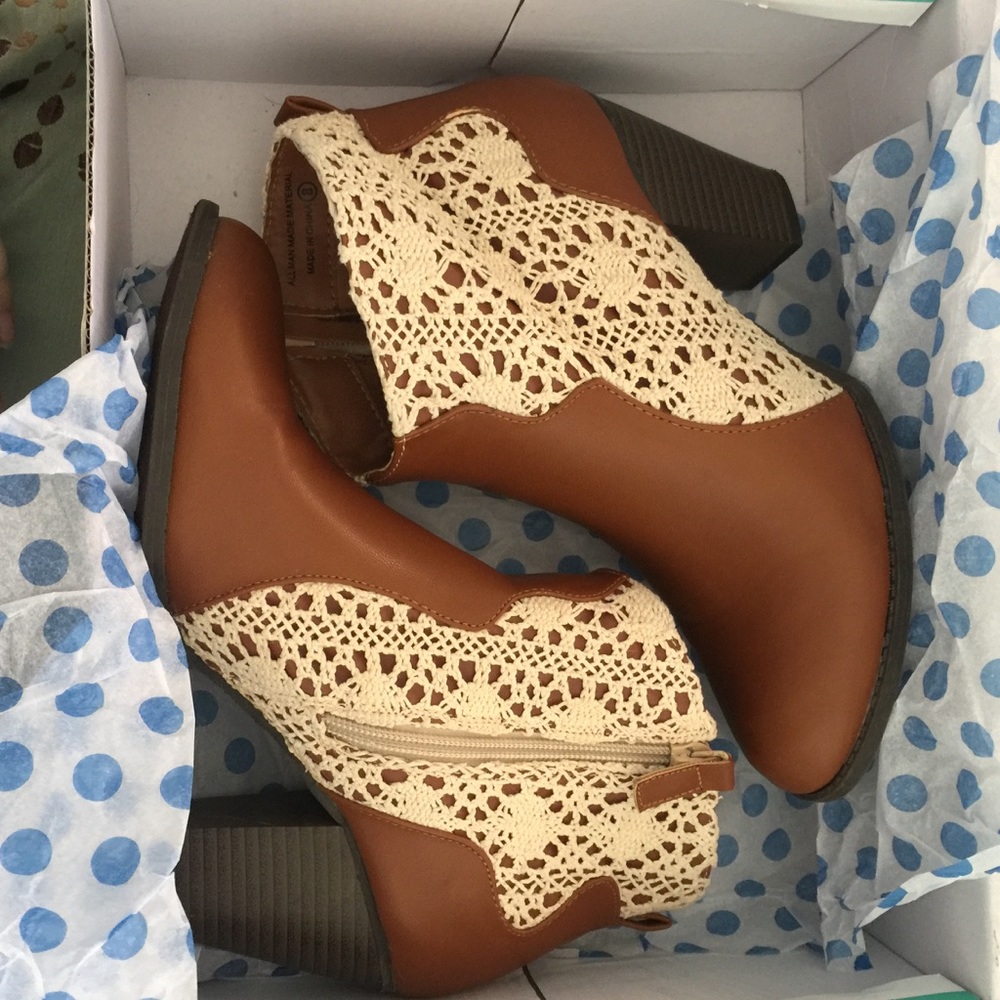 Jun & Ivy tegan crochet short brown boot