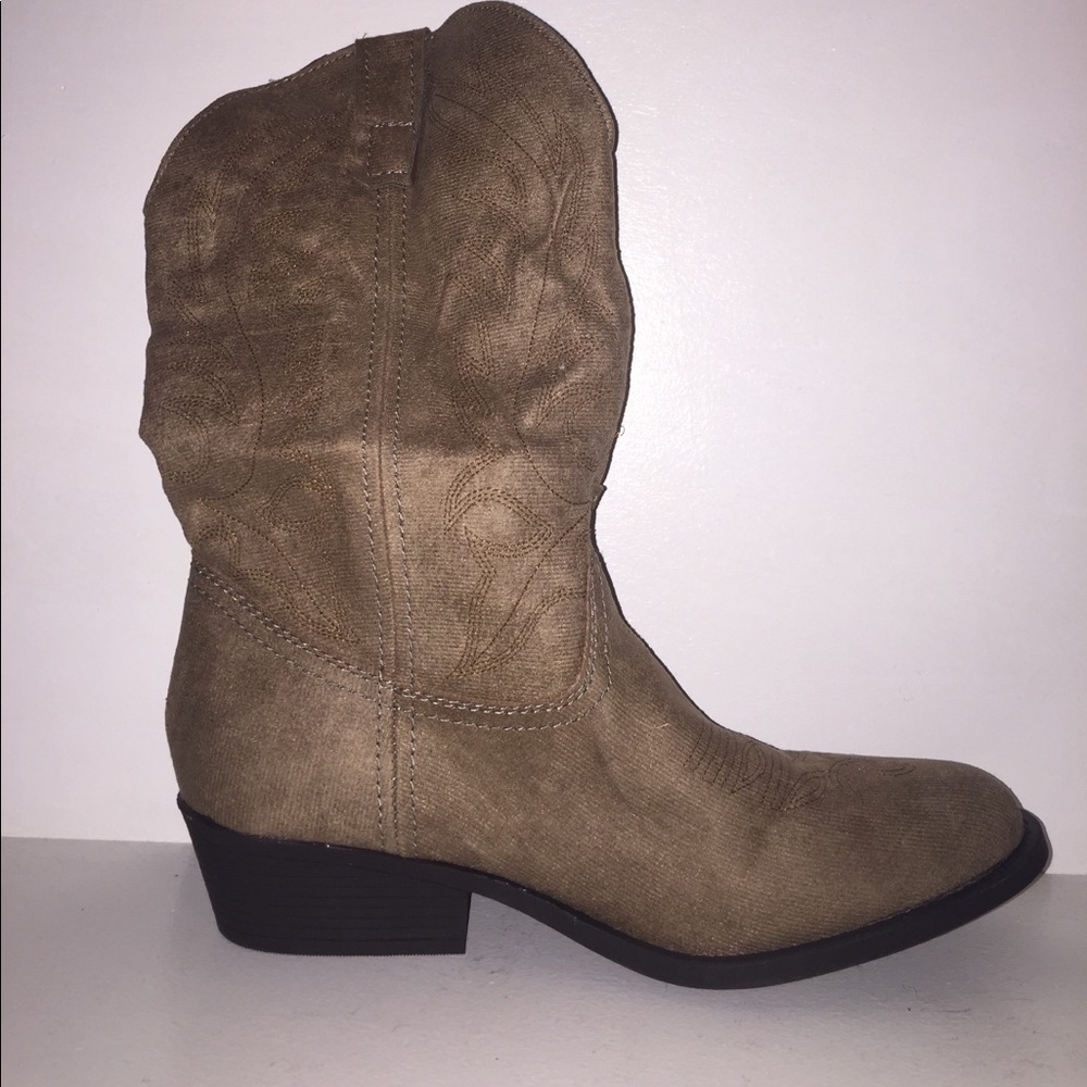 NEVER WORN: Suede Cowgirl Boots