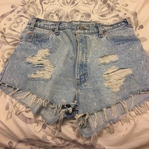 Distressed Cutoff Levi's