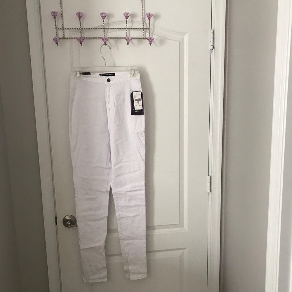 White, super high waist Fashion Nova jeans!