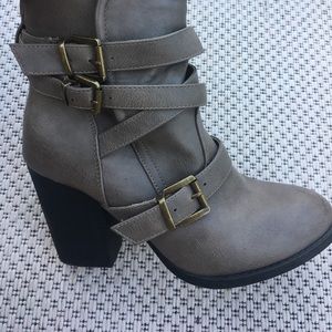 Grey/beige strappy heal