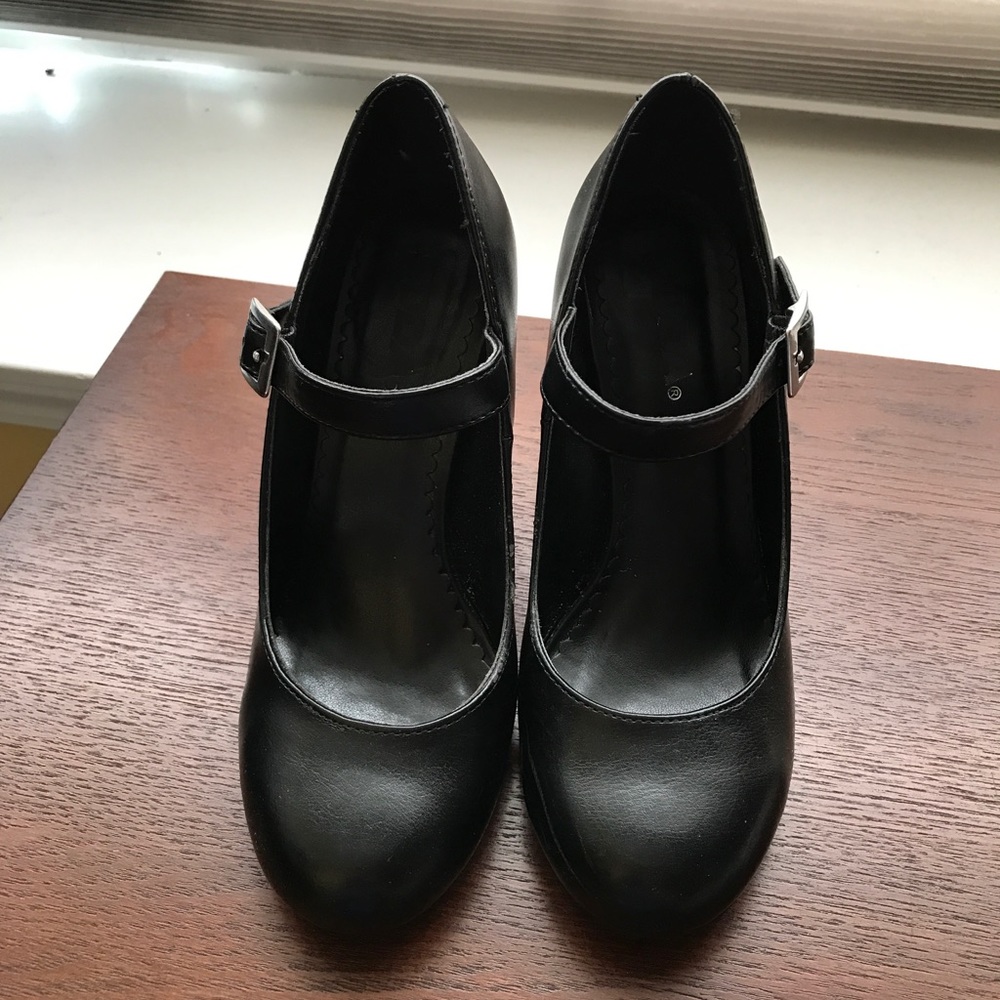 Black Mary Jane Pump