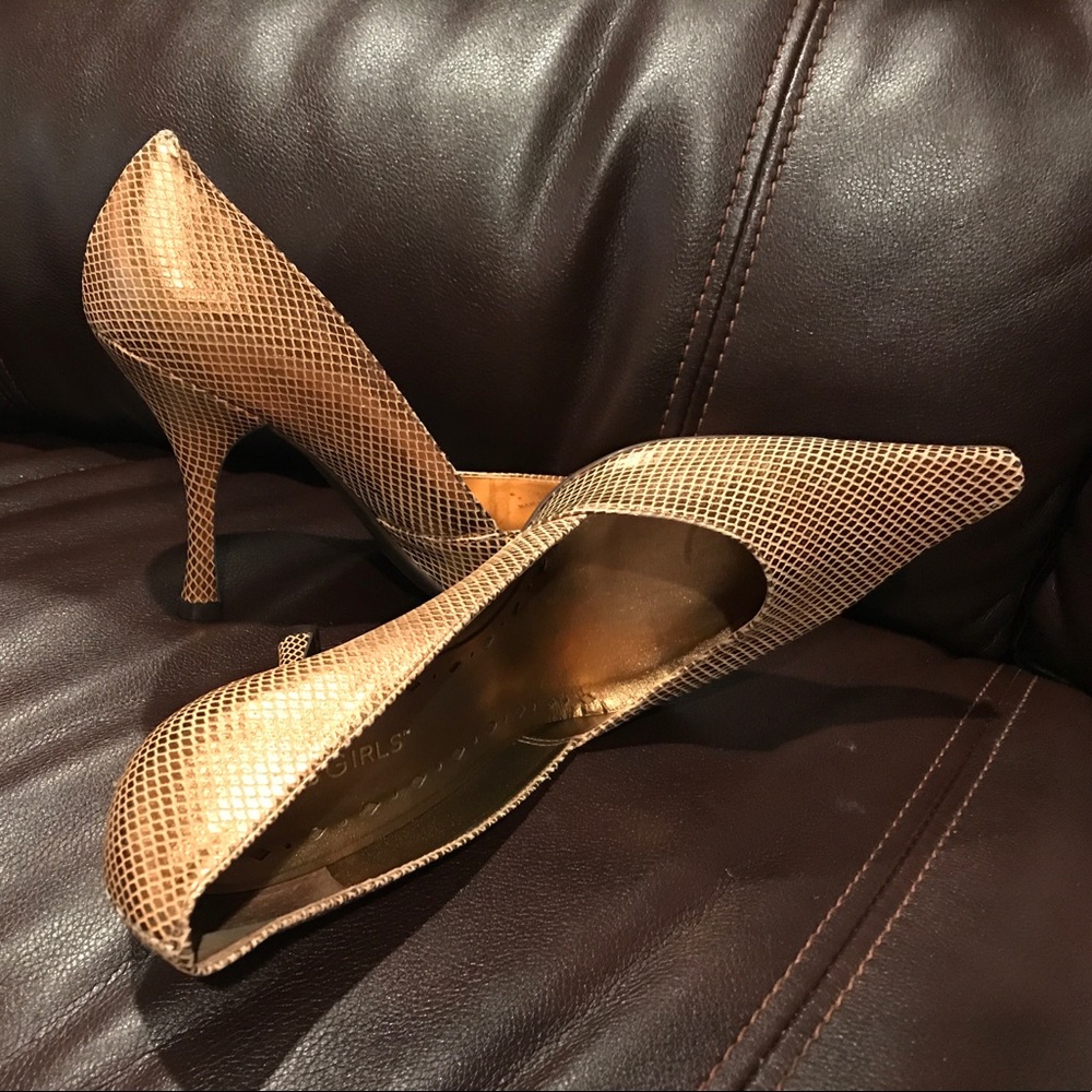 (9)  New never worn without the box.