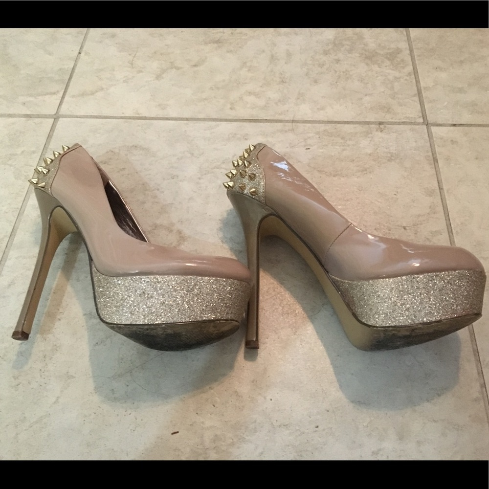 Steve Madden cream heels with gold spikes - Picture 2 of 3