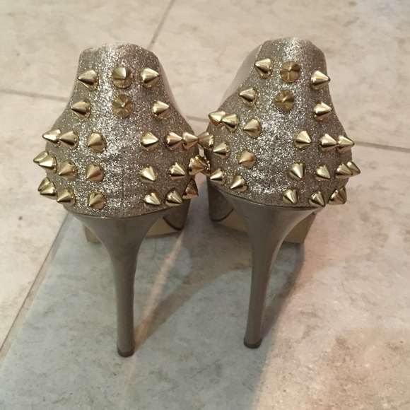 Steve Madden cream heels with gold spikes - Picture 3 of 3