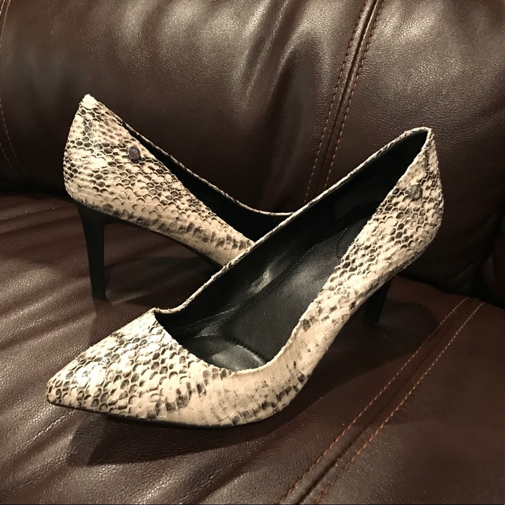 (10)  Gently worn without the box.