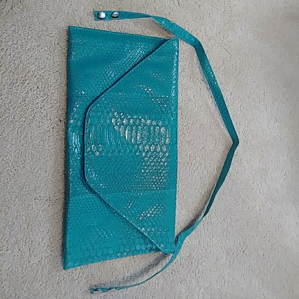NWOT Turqouise faux snake convertible purse