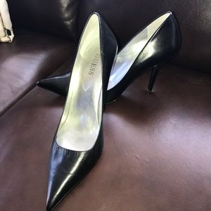 Size 8 : Guess black heels