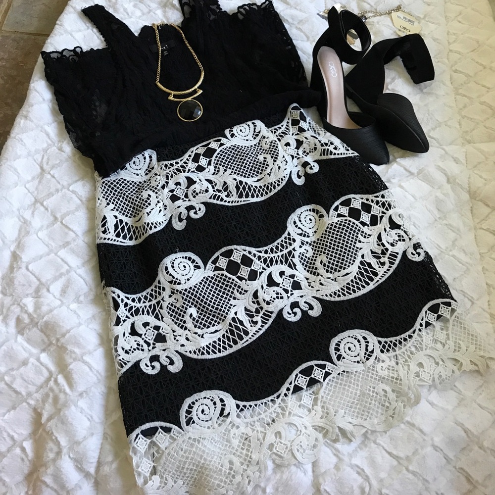 BEAUTIFUL NEW BLK AND WHITE LACE PENCIL SKIRT🌺🌹