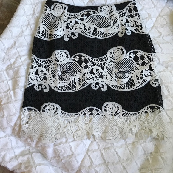 BEAUTIFUL NEW BLK AND WHITE LACE PENCIL SKIRT🌺🌹 - Picture 2 of 8