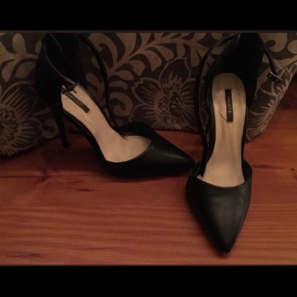 Black Pumps