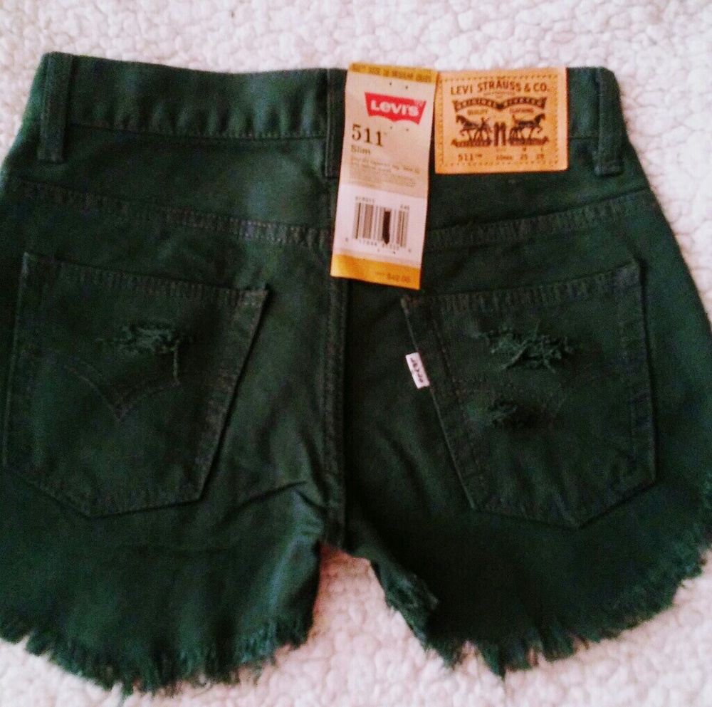 NWT Distressed Cut Off Levi Shorts