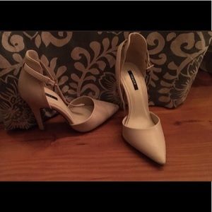 Nude pumps