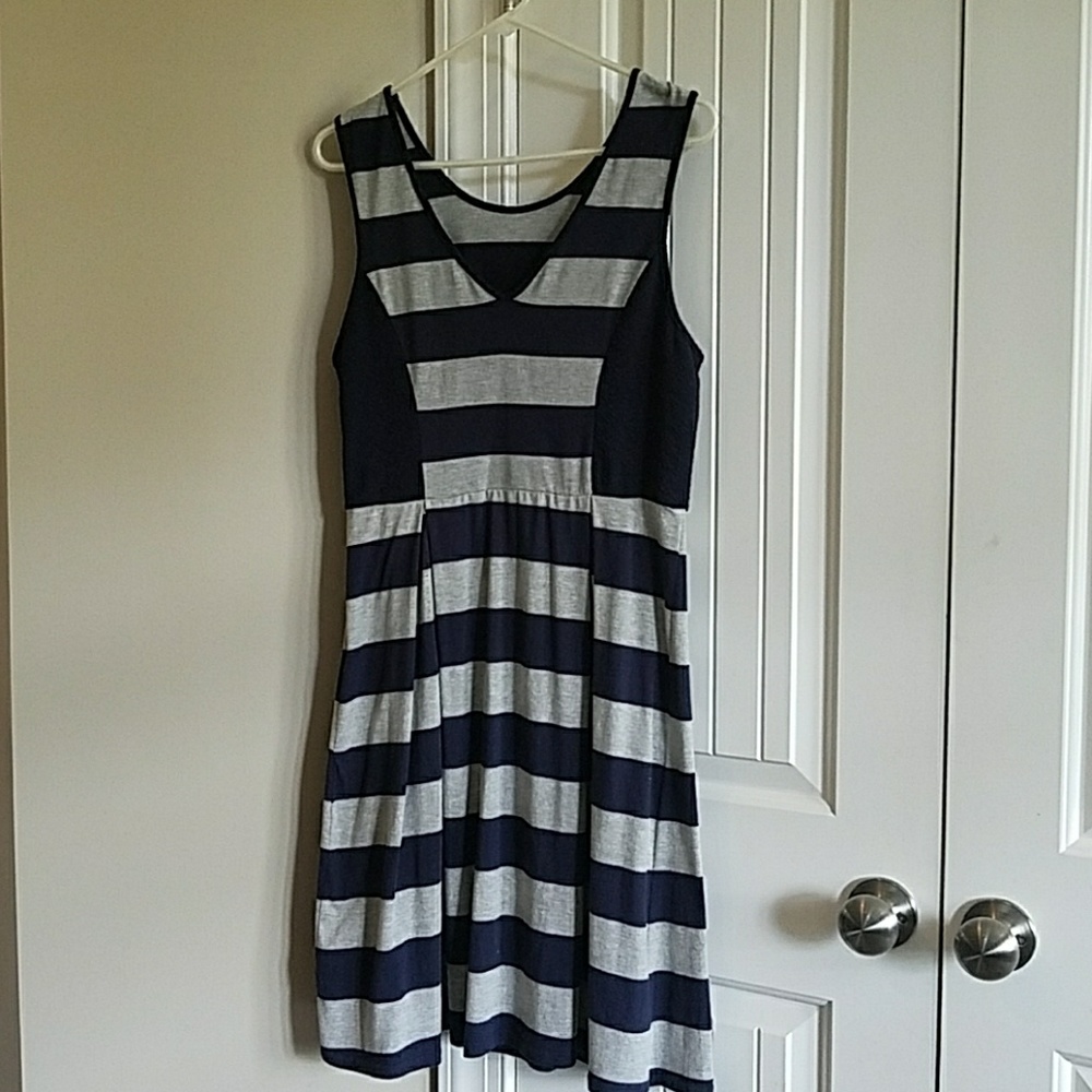 Very comfy and FLATTERING swing dress