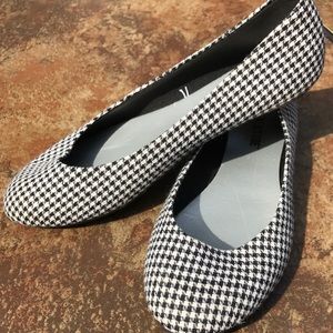 Hounds Tooth flats size 7.5 black and white