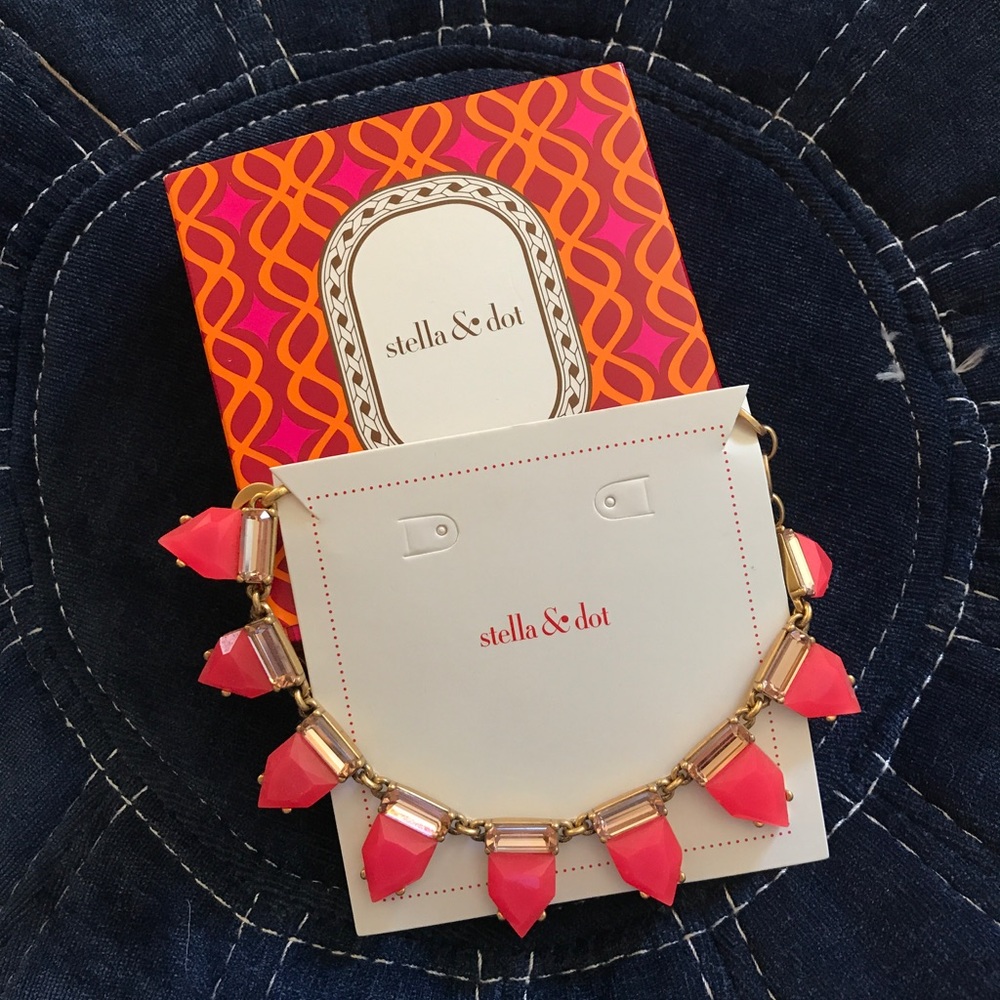 Stella & Dot Eye Candy Necklace- Hot Pink
