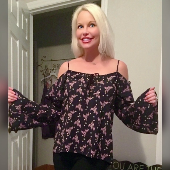 LAST 1 πNavy Ruffle detail Bell Sleeve floral top - Picture 2 of 3