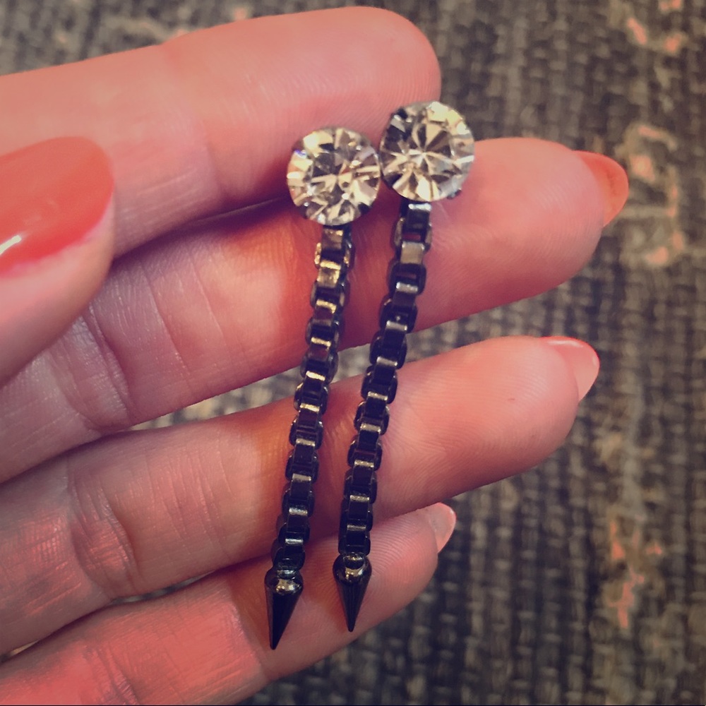 Stud earring with gunmetal chain drop