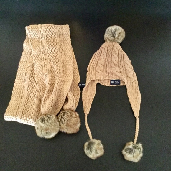 Ryan’s PomPom Hat & Scarf Set 🔥 - Picture 2 of 2