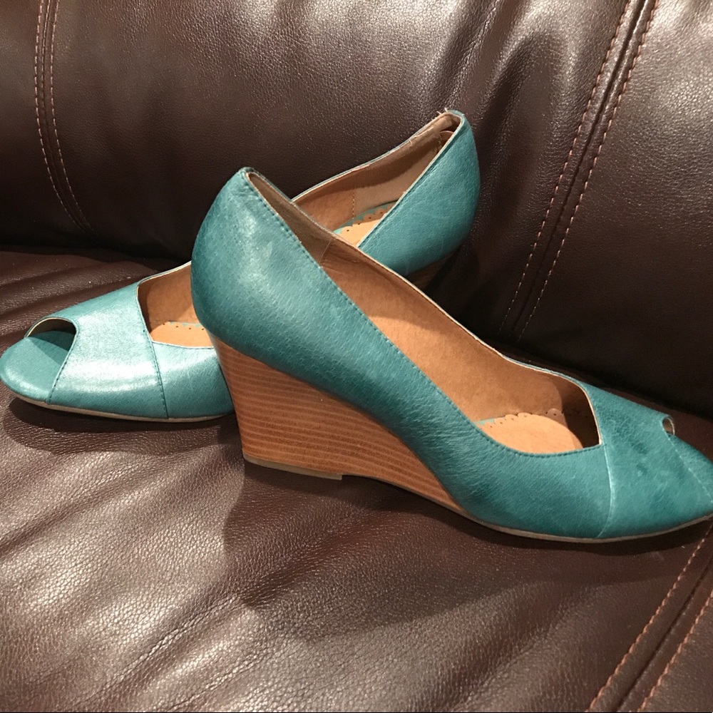 (17)  New never worn without the box.