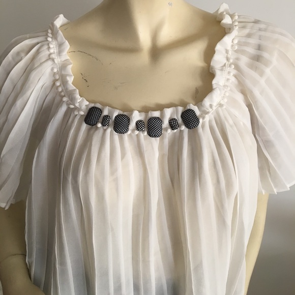 🔴White Pleated flutter sleeve top Beaded neck - Picture 4 of 6