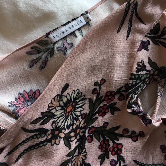 NWT Flynn skye that's a wrap crop top - Picture 3 of 4