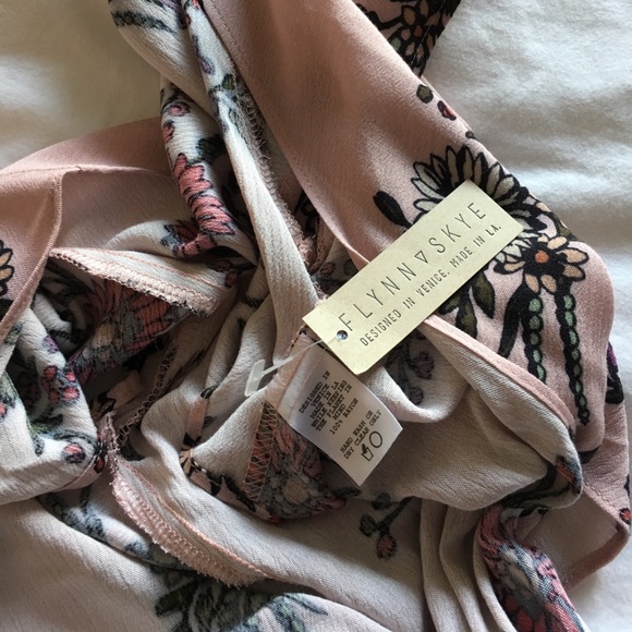 NWT Flynn skye that's a wrap crop top - Picture 4 of 4